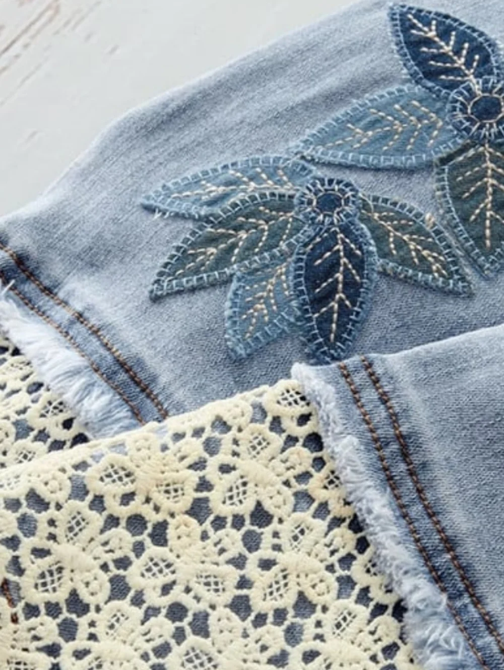 Coldwater Creek Light Blue Embroidered Lace-Hem Women’s Crop Jeans Size 10P - Picture 3 of 10